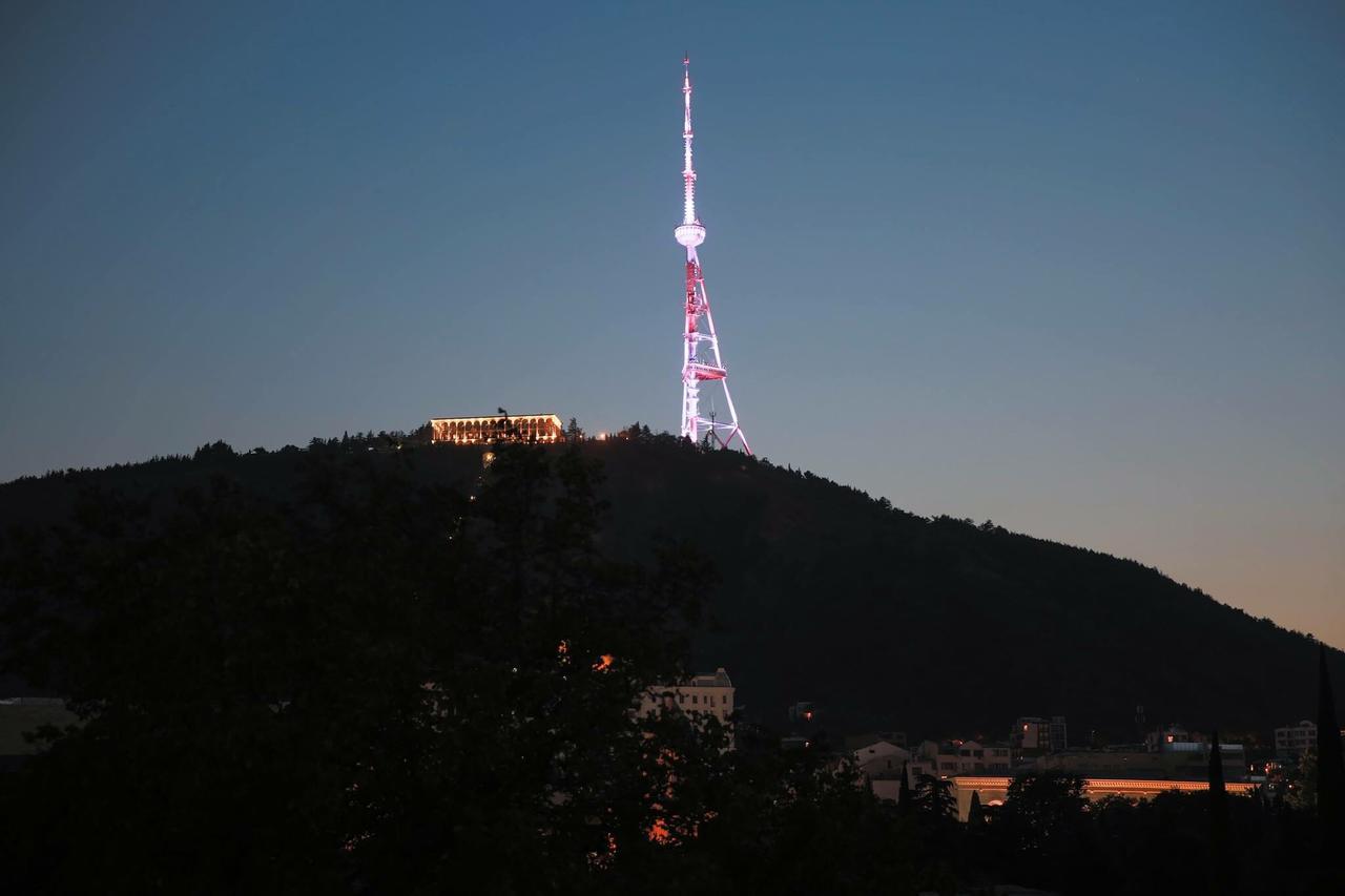 Guest House Sky Plus Tbilisi Esterno foto